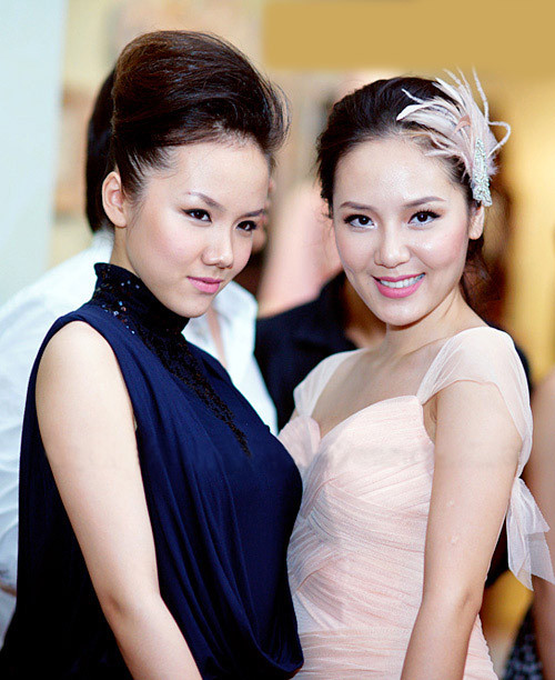 Sống cùng chị gái, cùng gắn bó, và theo chị trong nhiều lần đi diễn, Phương Ly dường như bị ảnh hưởng nhiều bởi phong cách của Phương Linh. Sống cùng chị gái, cùng gắn bó, và theo chị trong nhiều lần đi diễn, Phương Ly dường như bị ảnh hưởng nhiều bởi phong cách của Phương Linh.