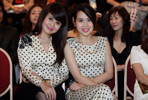 Khi thì bộ đồ đôi nổi bật, khi thì cả Lưu Thiên Hương và Lưu Hương Giang đều chọn phong cách sexy gợi cảm hoặc lối trang điểm tông xuyệt tông cổ điển. Khi thì bộ đồ đôi nổi bật, khi thì cả Lưu Thiên Hương và Lưu Hương Giang đều chọn phong cách sexy gợi cảm hoặc lối trang điểm tông xuyệt tông cổ điển.