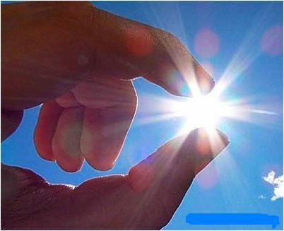 Như vậy, nếu không bảo vệ đôi mắt bằng kính có khả năng chống lại các tia UVA, đặc biệt là trong mùa hè khi có ánh nắng chói chang hay mùa đông ở vùng núi, bạn sẽ có nguy cơ bị đục thủy tinh thể sớm hoặc thoái hóa điểm vàng. Để bảo vệ mắt khỏi tia cực tím, hãy chọn cho mình đôi kính râm tốt. Như vậy, nếu không bảo vệ đôi mắt bằng kính có khả năng chống lại các tia UVA, đặc biệt là trong mùa hè khi có ánh nắng chói chang hay mùa đông ở vùng núi, bạn sẽ có nguy cơ bị đục thủy tinh thể sớm hoặc thoái hóa điểm vàng. Để bảo vệ mắt khỏi tia cực tím, hãy chọn cho mình đôi kính râm tốt.