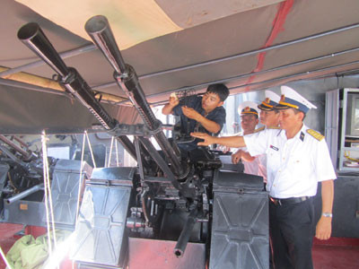 Kiểm tra công tác bảo quản vũ khí trên tàu ở Hải đội 4 (Vùng 1 Hải quân) Kiểm tra công tác bảo quản vũ khí trên tàu ở Hải đội 4 (Vùng 1 Hải quân)
