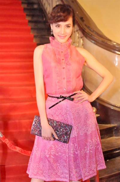 Người đẹp chọn một chiếc chân váy kết hợp với áo màu hồng rất diêm dúa cùng xắc tay lấp lánh khi tới tham dự một sự kiện.