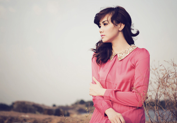 Để giảm bớt cảm giác nhàm chán khi liên tục xuất hiện cùng 'màu mộng mơ', Trang Nhung chọn áo hồng có điểm nhấn là phần cổ áo Peter Pan lấp lánh.