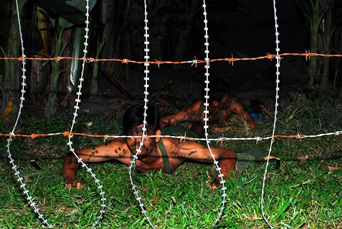 Tiếp cận hàng rào thép gai