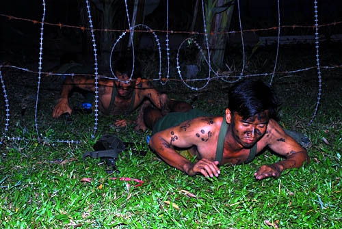 Vượt qua hàng rào thép gai