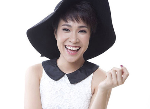 Uyên Linh có nụ cười "tỏa nắng" và hở gần hết lợi. Uyên Linh có nụ cười "tỏa nắng" và hở gần hết lợi.
