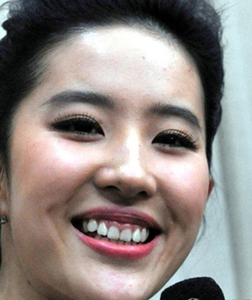 Hình tượng đẹp như tiên nữ của "Thần tiên tỷ tỷ" Lưu Diệc Phi đã bị ảnh hưởng không ít bởi những hình ảnh cười hở lợi như thế này.. Hình tượng đẹp như tiên nữ của "Thần tiên tỷ tỷ" Lưu Diệc Phi đã bị ảnh hưởng không ít bởi những hình ảnh cười hở lợi như thế này..