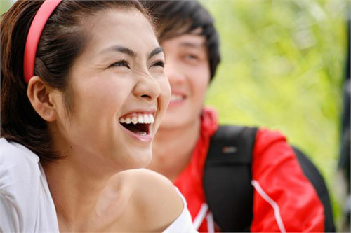 Hà Tăng đẹp là thế nhưng vẫn bị cười hở lợi. Hà Tăng đẹp là thế nhưng vẫn bị cười hở lợi.