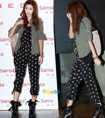 Park Han Byul khiến cho bộ jumpsuit dễ thương của mình trở nên phong cách hơn với chiếc áo khoác và đôi bốt cao gót bẻ cổ đều mang style quân đội. Park Han Byul khiến cho bộ jumpsuit dễ thương của mình trở nên phong cách hơn với chiếc áo khoác và đôi bốt cao gót bẻ cổ đều mang style quân đội.