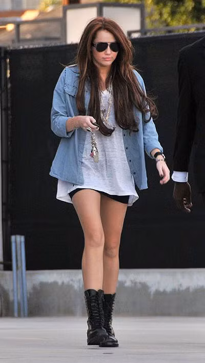 Cô nàng Miley Cyrus tự tin khoe đôi chân nuột nà với style "giấu quần" và tạo thêm vẻ cá tính bằng một đôi bốt quân đội "hầm hố".