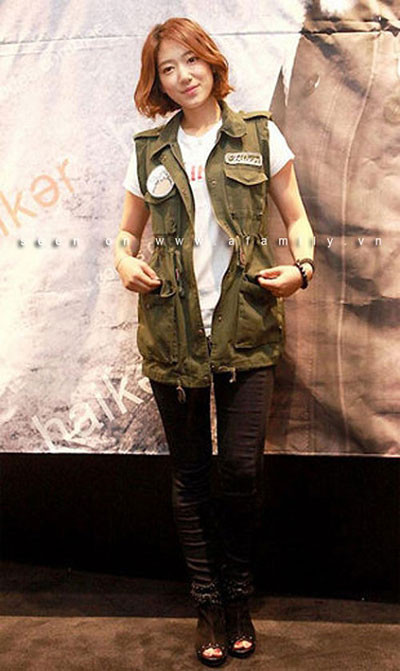 Park Shin Hye dễ thương, tinh nghịch với áo gilê military. Park Shin Hye dễ thương, tinh nghịch với áo gilê military.