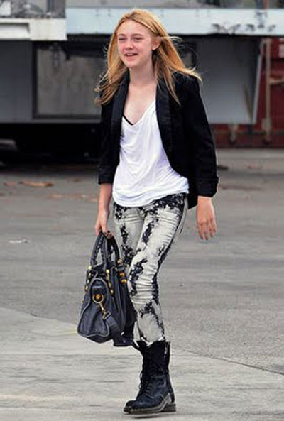 Dakota Fanning nổi bật với quần jeans màu loang và combat boots đen. Dakota Fanning nổi bật với quần jeans màu loang và combat boots đen.