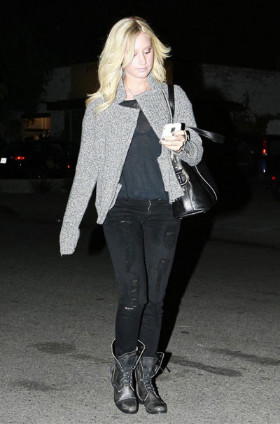 Asley Tisdale "bụi bặm" với quần jeans rách và combat boots cùng màu đen. Asley Tisdale "bụi bặm" với quần jeans rách và combat boots cùng màu đen.