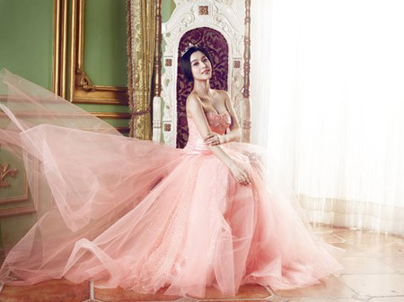 Sắc hồng nhẹ nhàng khiến cô dâu trẻ trung hơn.