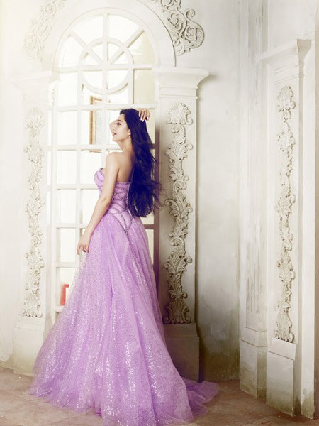 Váy cưới ánh tím làm cô dâu nổi bật trong tiệc cưới buổi tối.