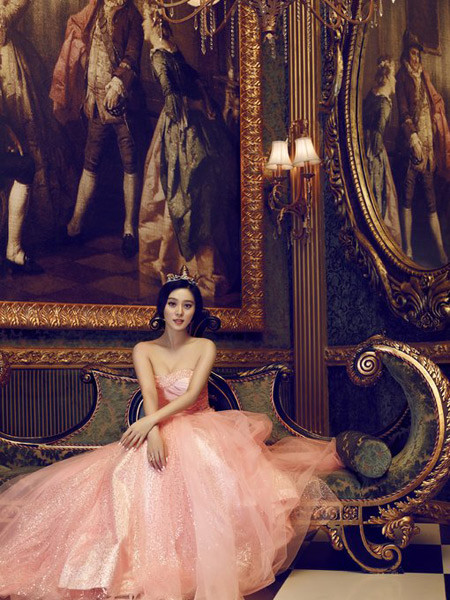 Chi tiết vải lấp lánh, óng ánh ở phía dưới chân váy giúp thu hút sự chú ý vào đó.