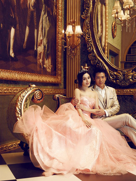 Chú rể có thể chọn vest màu vàng nhạt, cùng tông váy cưới để tạo sự đồng điệu.