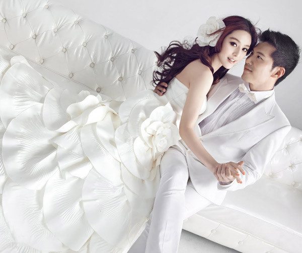 Với váy cưới cầu kỳ, mái tóc thả tự nhiên và điểm một bông hoa lụa là đủ làm cô dâu nổi bật.