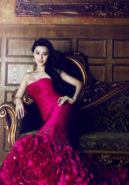 Váy đỏ ánh tím làm da cô dâu thêm trắng hồng.