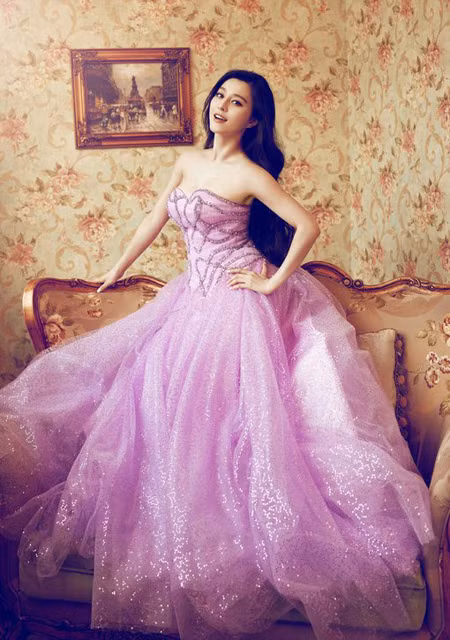 Dáng váy công chúa và những họa tiết lấp lánh thu hút ánh nhìn.