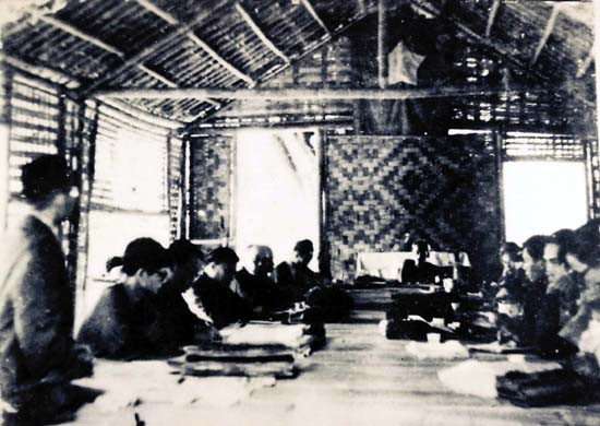 Chủ tịch Hồ Chí Minh chủ trì Hội đồng Chính phủ đổi Thứ bộ công an thành Bộ công an, từ 27- 29/8/1953. Chủ tịch Hồ Chí Minh chủ trì Hội đồng Chính phủ đổi Thứ bộ công an thành Bộ công an, từ 27- 29/8/1953.