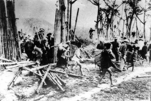 Đồng bào Nam bộ phá ấp chiến lược trở về làng cũ, thời kỳ kháng chiến chống Mỹ. Đồng bào Nam bộ phá ấp chiến lược trở về làng cũ, thời kỳ kháng chiến chống Mỹ.