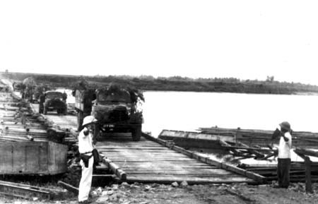 Cảnh sát bảo vệ phà Khuyến Lương. Cảnh sát bảo vệ phà Khuyến Lương.