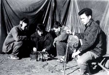 Trinh sát đội chống gián điệp biệt kích của lực lượng An ninh khống chế toán gián điệp biệt kích liên lạc về trung tâm chỉ huy của chúng tại Sài Gòn. Trinh sát đội chống gián điệp biệt kích của lực lượng An ninh khống chế toán gián điệp biệt kích liên lạc về trung tâm chỉ huy của chúng tại Sài Gòn.