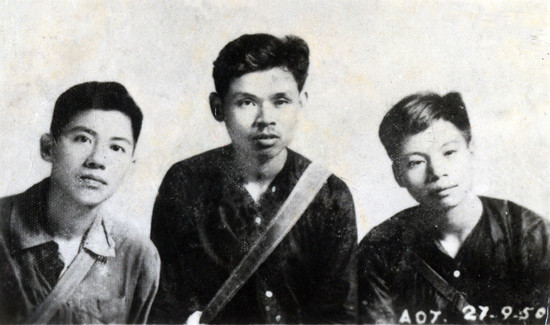 Tổ điệp báo A13 (từ trái qua phải: đồng chí Kim Sơn – A14, Hoàng Đạo – A13, Chu Duy Kính A15) trực tiếp đánh thông báo hạm Amyor d’inville của thực dân Pháp tại Sầm Sơn, Thanh Hóa, ngày 27/9/1950. Tổ điệp báo A13 (từ trái qua phải: đồng chí Kim Sơn – A14, Hoàng Đạo – A13, Chu Duy Kính A15) trực tiếp đánh thông báo hạm Amyor d’inville của thực dân Pháp tại Sầm Sơn, Thanh Hóa, ngày 27/9/1950.