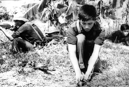 Trinh sát An ninh Mỹ Tho (Đơn vị anh hung lực lượng vũ trang nhân dân) gài mìn đánh địch lấn chiếm, bảo vệ khu căn cứ Tỉnh ủy Mỹ Tho, năm 1970. Trinh sát An ninh Mỹ Tho (Đơn vị anh hung lực lượng vũ trang nhân dân) gài mìn đánh địch lấn chiếm, bảo vệ khu căn cứ Tỉnh ủy Mỹ Tho, năm 1970.