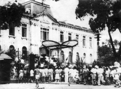 Lực Lượng tự vệ và quần chúng ở Hà Nội chiếm Bắc Bộ phủ, ngày 19/8/1945. Lực Lượng tự vệ và quần chúng ở Hà Nội chiếm Bắc Bộ phủ, ngày 19/8/1945.