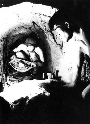 Các chiến sĩ An ninh Sài Gòn – Gia Định đào địa đạo phục vụ chiến đấu tại Củ Chi, năm 1971. Các chiến sĩ An ninh Sài Gòn – Gia Định đào địa đạo phục vụ chiến đấu tại Củ Chi, năm 1971.