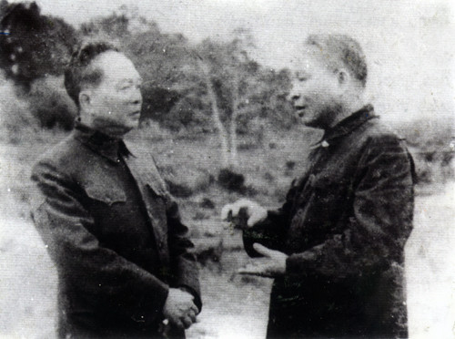 Đồng chí Võ Nguyên Giáp – Bộ trưởng Bộ Quốc phòng và đồng chí Trần Quốc Hoàn – Bộ trưởng Bộ công an trao đổi công tác trước khi về Hà Nội. Đồng chí Võ Nguyên Giáp – Bộ trưởng Bộ Quốc phòng và đồng chí Trần Quốc Hoàn – Bộ trưởng Bộ công an trao đổi công tác trước khi về Hà Nội.