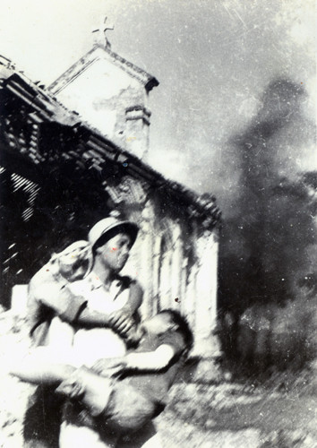 Chiến sỹ công an Trần Văn Qúy, cứu hai em bé trong trận máy bay Mỹ đánh phá Nghệ An, thăng 5/1968. Chiến sỹ công an Trần Văn Qúy, cứu hai em bé trong trận máy bay Mỹ đánh phá Nghệ An, thăng 5/1968.