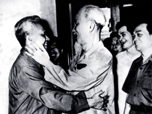 Đoàn Đại biểu miền Nam ra thăm miền Bắc và Chủ tịch Hồ Chí Minh, ngày 22/5/1969. Đoàn Đại biểu miền Nam ra thăm miền Bắc và Chủ tịch Hồ Chí Minh, ngày 22/5/1969.