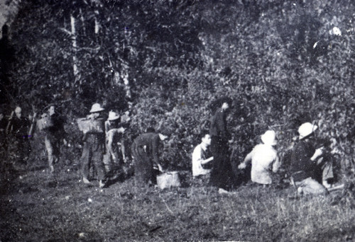 Lực lượng công an cùng các lực lượng khác của quần chúng vây bắt gián điệp biệt kích. Lực lượng công an cùng các lực lượng khác của quần chúng vây bắt gián điệp biệt kích.