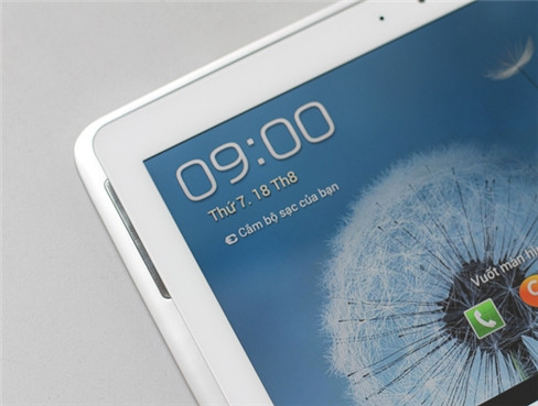 Nhìn bên ngoài, trông máy khá đẹp và mỏng nhưng vẫn tạo cảm giác chắc chắn nhờ đường viền cứng cáp bao quanh. Với chip lõi tứ, thiết bị hoạt động nhanh, chưa thấy hiện tượng giật như thi thoảng vẫn gặp trên Galaxy Tab, tuy nhiên máy vẫn chưa mượt được như iPad của Apple. Nhìn bên ngoài, trông máy khá đẹp và mỏng nhưng vẫn tạo cảm giác chắc chắn nhờ đường viền cứng cáp bao quanh. Với chip lõi tứ, thiết bị hoạt động nhanh, chưa thấy hiện tượng giật như thi thoảng vẫn gặp trên Galaxy Tab, tuy nhiên máy vẫn chưa mượt được như iPad của Apple.