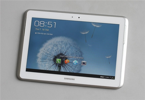 Galaxy Note 10.1 có màn hình độ phân giải 1.280 x 800 pixel, tích hợp chip lõi tứ Exynos 1,4GHz, RAM 2GB, khe cắm thẻ nhớ microSD, camera 5 megapixel và camera phía trước 1,9 megapixel. Máy mỏng 8,9 mm, có vỏ nhựa và nặng gần 600 gram, tương đương Galaxy Tab 10.1 cùng kích cỡ màn hình. Có 3 phiên bản bộ nhớ 16GB, 32GB hoặc 64 GB. Galaxy Note 10.1 có màn hình độ phân giải 1.280 x 800 pixel, tích hợp chip lõi tứ Exynos 1,4GHz, RAM 2GB, khe cắm thẻ nhớ microSD, camera 5 megapixel và camera phía trước 1,9 megapixel. Máy mỏng 8,9 mm, có vỏ nhựa và nặng gần 600 gram, tương đương Galaxy Tab 10.1 cùng kích cỡ màn hình. Có 3 phiên bản bộ nhớ 16GB, 32GB hoặc 64 GB.