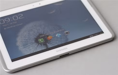 Những ai từng chê khả năng nhận diện nét vẽ chậm khi sử dụng bút S Pen trên Galaxy Note 5,3 inch sẽ thấy sự thay đổi đáng kể trên sản phẩm mới. Ở Note 10.1, phần mềm đã được cải tiến kết hợp với diện tích màn hình lớn hơn (10 inch) giúp việc viết, vẽ… bằng bút trở nên dễ dàng, nhanh chóng và chính xác hơn hẳn. Mỗi khi muốn sửa, người sử dụng chỉ cần quay ngược đầu bút để “tẩy”, tương tự như họ đang dùng bút chì.