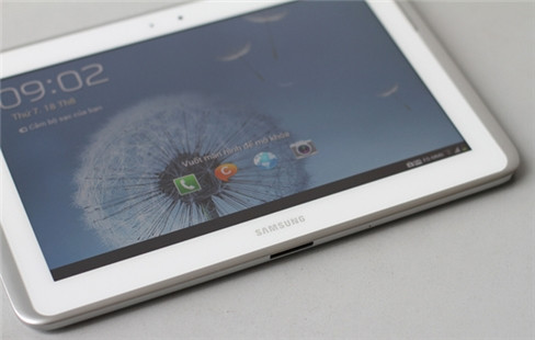 Những ai từng chê khả năng nhận diện nét vẽ chậm khi sử dụng bút S Pen trên Galaxy Note 5,3 inch sẽ thấy sự thay đổi đáng kể trên sản phẩm mới. Ở Note 10.1, phần mềm đã được cải tiến kết hợp với diện tích màn hình lớn hơn (10 inch) giúp việc viết, vẽ… bằng bút trở nên dễ dàng, nhanh chóng và chính xác hơn hẳn. Mỗi khi muốn sửa, người sử dụng chỉ cần quay ngược đầu bút để “tẩy”, tương tự như họ đang dùng bút chì. Những ai từng chê khả năng nhận diện nét vẽ chậm khi sử dụng bút S Pen trên Galaxy Note 5,3 inch sẽ thấy sự thay đổi đáng kể trên sản phẩm mới. Ở Note 10.1, phần mềm đã được cải tiến kết hợp với diện tích màn hình lớn hơn (10 inch) giúp việc viết, vẽ… bằng bút trở nên dễ dàng, nhanh chóng và chính xác hơn hẳn. Mỗi khi muốn sửa, người sử dụng chỉ cần quay ngược đầu bút để “tẩy”, tương tự như họ đang dùng bút chì.