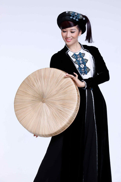 Thu Hương dịu dàng chiếc áo tứ thân cách điệu bằng nhung đen. Thu Hương dịu dàng chiếc áo tứ thân cách điệu bằng nhung đen.