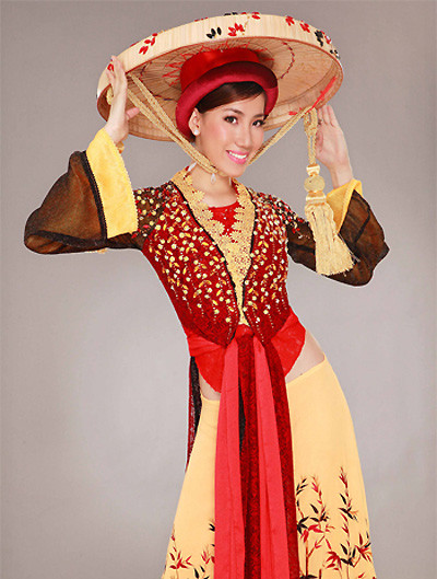 Với nón quai thao, áo tứ thân, trông Thục Quyên rất đằm thắm. Với nón quai thao, áo tứ thân, trông Thục Quyên rất đằm thắm.