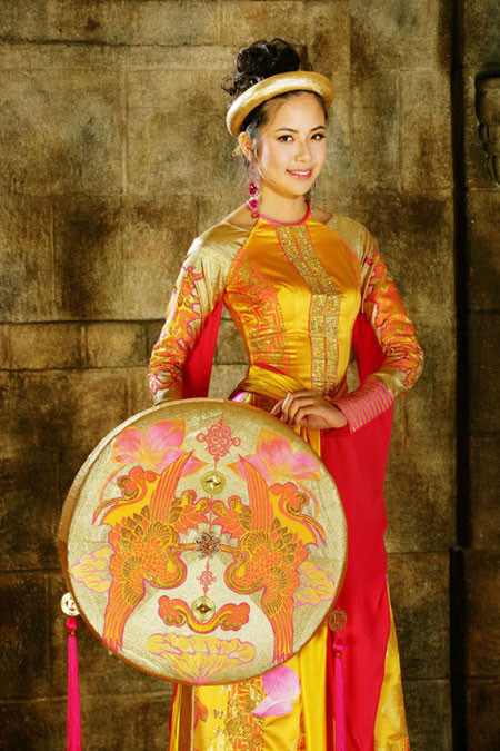 Kiều Thanh rạng ngời với áo tứ thân và chiếc nón sặc sỡ. Kiều Thanh rạng ngời với áo tứ thân và chiếc nón sặc sỡ.