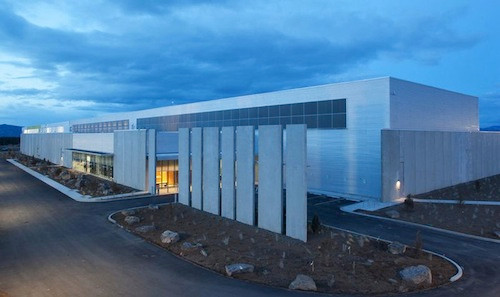 Bên ngoài trung tâm dữ liệu tại Oregon của Facebook.