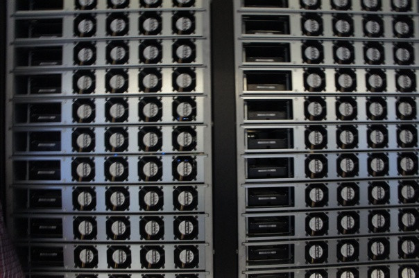 Những máy chủ thuộc dự án tính toán mở (Open Compute Project). Chúng được thiết kế với khả năng tiết kiệm năng lượng tới 38%, rẻ hơn 24% so với máy chủ thông thường.