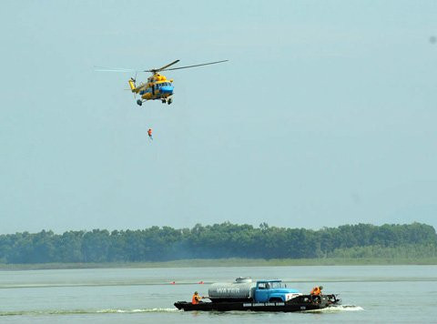 Lực lượng cứu hộ đã huy động lực lượng tại chỗ, lực lượng Lữ đoàn Công binh và Quân chủng Phòng không không quân, với 2 máy bay trực thăng, hàng chục phà, đốt cầu, xuồng cao tốc, thuyền cao su, xe tải, tham gia thị sát, thả hàng cứu trợ, lập cảng hàng không chuyên chở, cấp cứu người bị nạn, sơ tán nhân dân, vớt người và tài sản của người dân, phun hóa chất làm sạch môi trường… Lực lượng cứu hộ đã huy động lực lượng tại chỗ, lực lượng Lữ đoàn Công binh và Quân chủng Phòng không không quân, với 2 máy bay trực thăng, hàng chục phà, đốt cầu, xuồng cao tốc, thuyền cao su, xe tải, tham gia thị sát, thả hàng cứu trợ, lập cảng hàng không chuyên chở, cấp cứu người bị nạn, sơ tán nhân dân, vớt người và tài sản của người dân, phun hóa chất làm sạch môi trường…