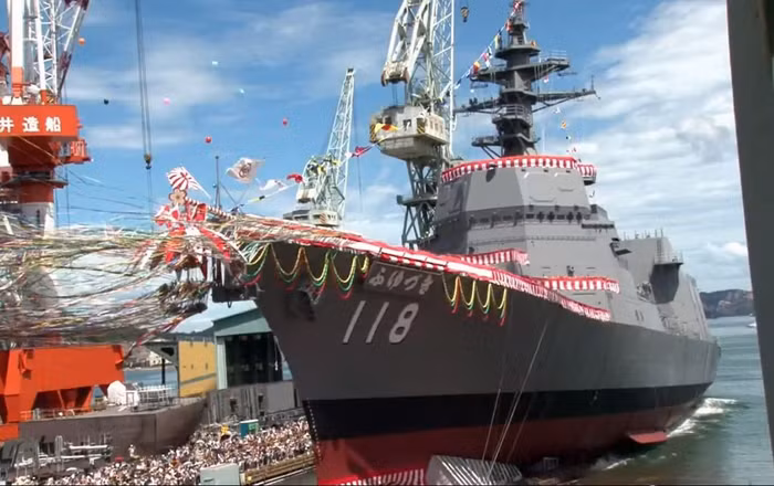 DD-118 Fuyuzuki bắt đầu xuống biển.