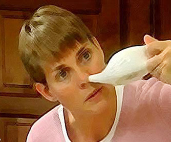 Cơ quan y tế khuyên người dân chỉ nên dùng nước vô trùng hoặc nước cất để pha dung dịch muối súc rửa mũi. Ảnh: Reuters. Cơ quan y tế khuyên người dân chỉ nên dùng nước vô trùng hoặc nước cất để pha dung dịch muối súc rửa mũi. Ảnh: Reuters.