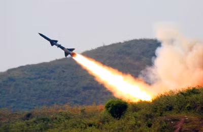 Để tên lửa có thể rời bệ phóng, công tác bảo đảm đạn là một trong những khâu hết sức quan trọng (trong ảnh: Tên lửa C75-M xuất kích tiêu diệt mục tiêu tại Trường bắn TB1, năm 2011. Ảnh: Hoàng Hà)