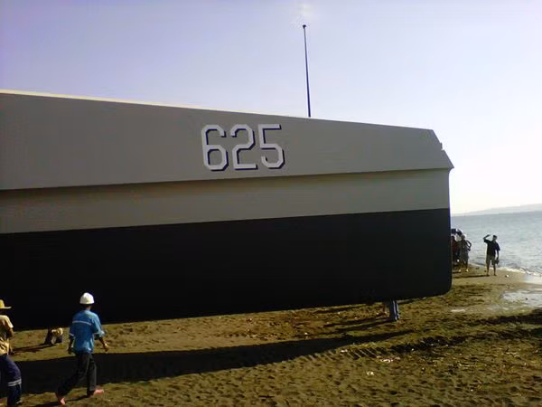 KCR Trimaran là lớp tàu chiến mạnh mẽ nhất được phát triển từ năm 2009 bởi Hải quân Indonesia và công ty công ty đóng tàu PT. Lundin. Tàu sẽ được trang bị với 4 ống phóng tên lửa chống tàu C-705 có tầm bắn 120 km do Trung Quốc chế tạo và nhiều vũ khí trang bị tiên tiến khác, Chuẩn Đô đốc Hải quân Raja Anwar xác nhận. Trong ảnh:Phần mũi được thiết kế sắc lẹm như lưỡi dao, tạo ra khả năng rẽ sóng và giảm lực cản