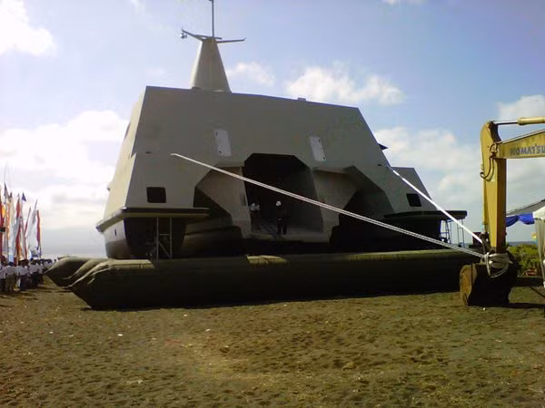 Các quan chức hải quân Indonesia cũng nói rằng, tàu lướt sóng cao tốc Klewang 625 là một thành quả đáng khen ngợi đối với Indonesia bởi nó là một tàu chiến tàng hình, và được làm bằng các vật liệu sợi carbon trọng lượng nhẹ, đạt tốc độ cực đại tới 35 hải lý/giờ (khoảng 56 km/h). Trong ảnh:Tàu được kéo trên các tấm đệm khí để ra bờ biển